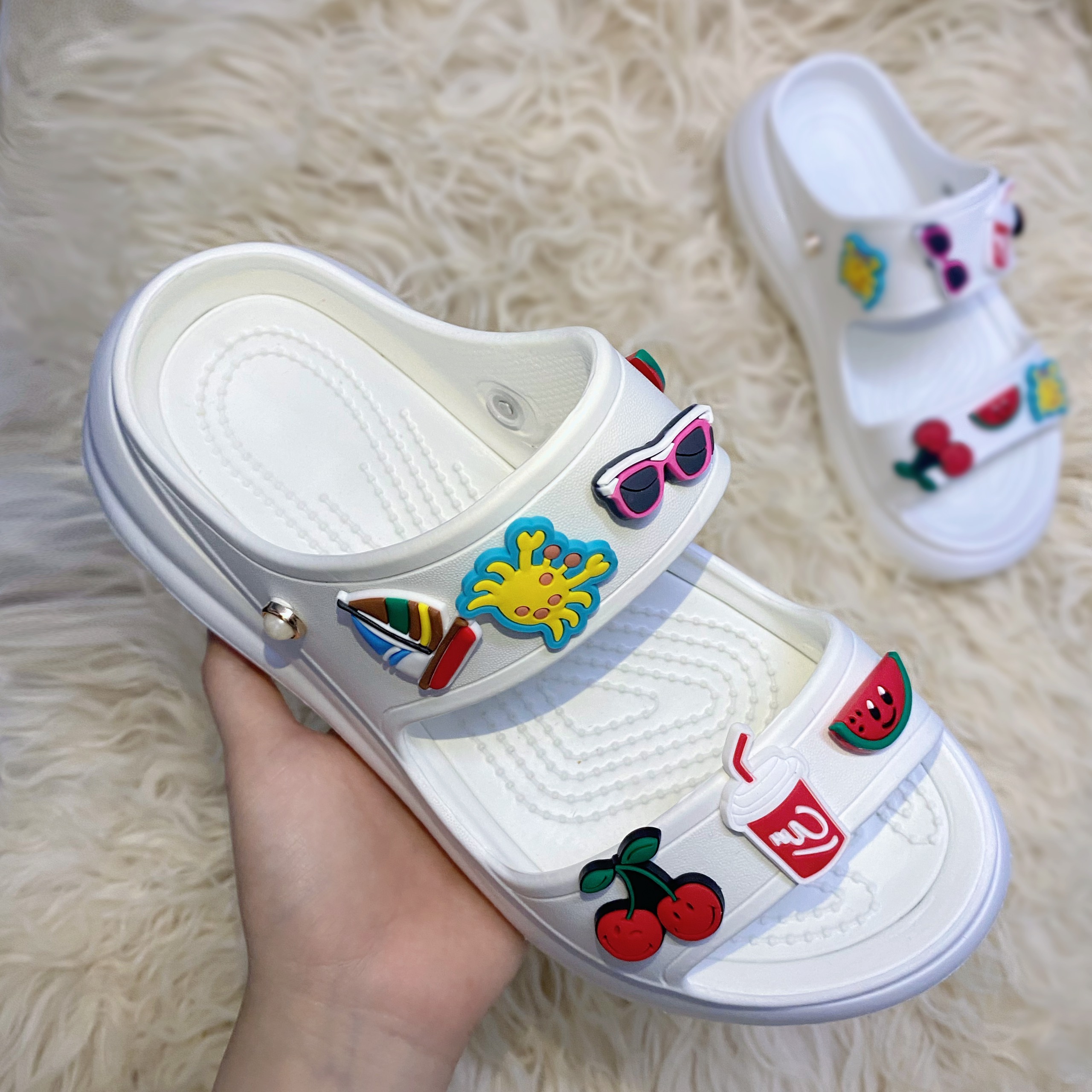 Dép nữ quai ngang Crocss Sandal đính đá chất liệu eva cao cấp, đế cao 5 phân, tôn dáng, đi êm ái. Tặng sticker và đá kèm