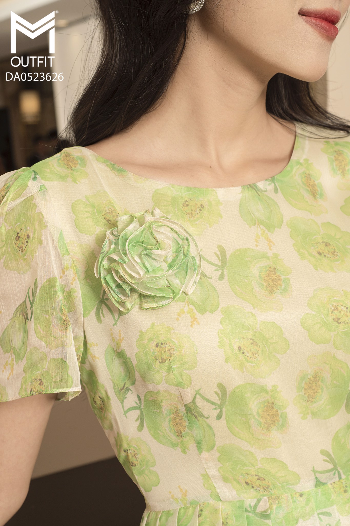ĐẦM XẾP LY, NƠ NGỰC