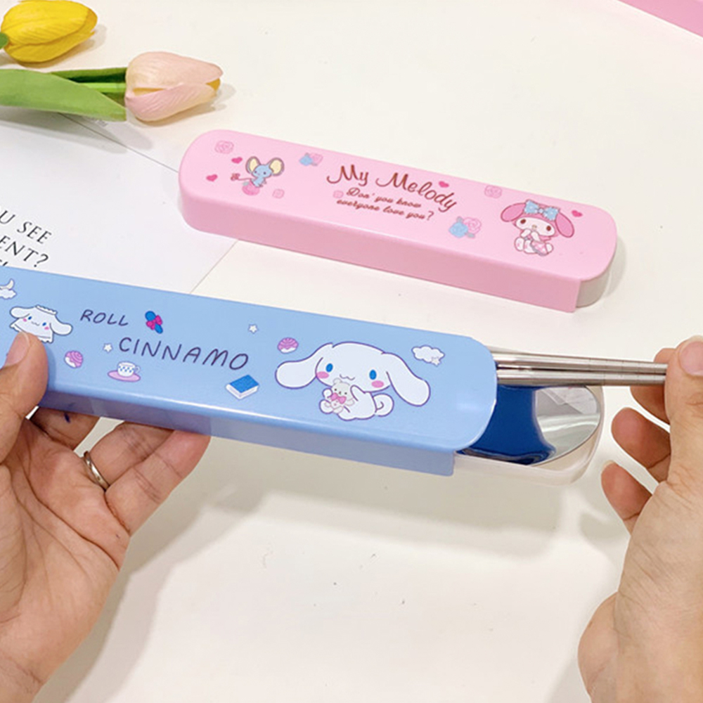 Hourser 2 cái muỗng Bộ dụng cụ ăn dẹt Sanrio + nĩa + đũa Bộ đồ ăn bằng thép không gỉ với hộp lưu trữ