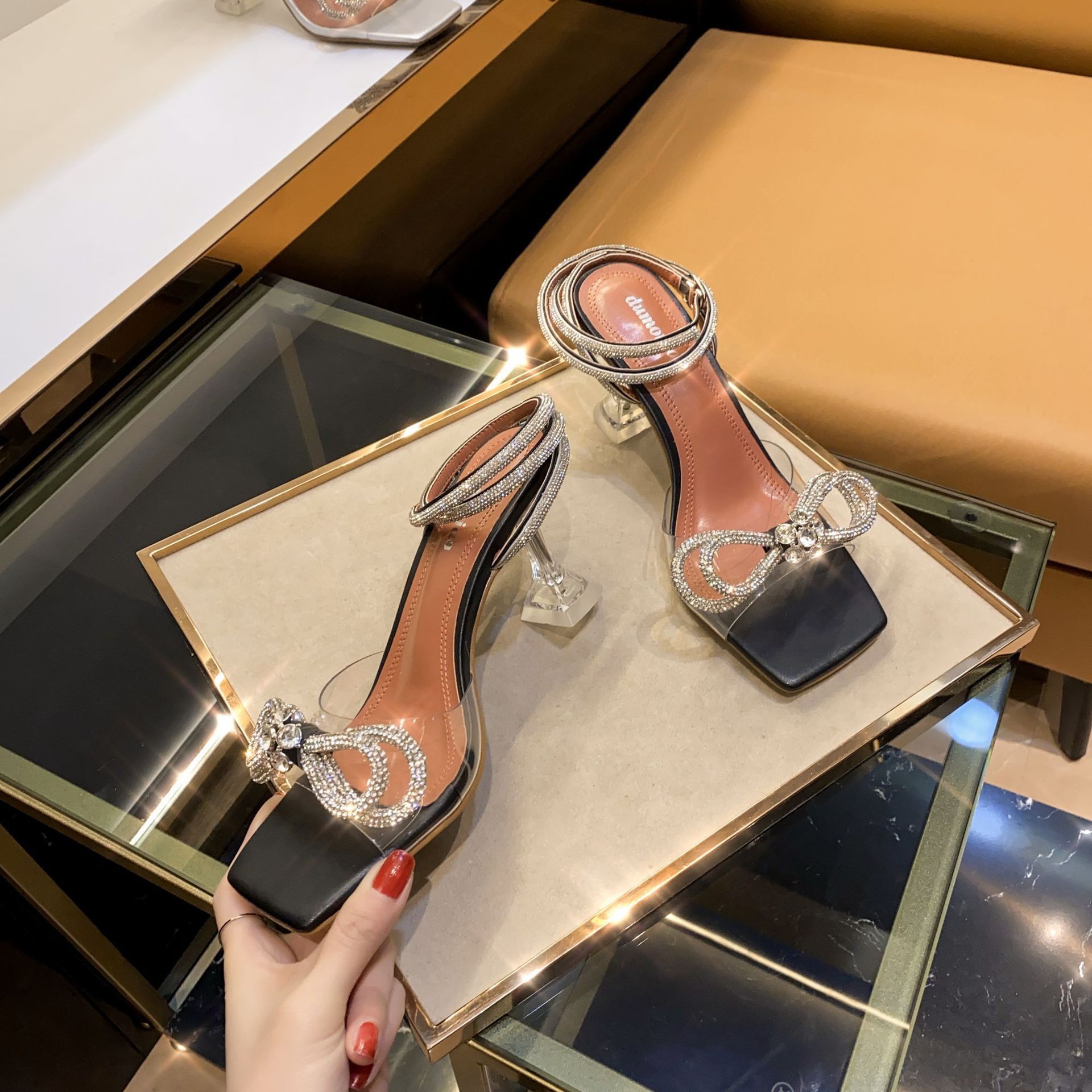 Nhà sản xuất dép trong suốt gót pha lê tính khí thời trang giày gót rhinestone mũi vuông giày khóa giày hở ngón