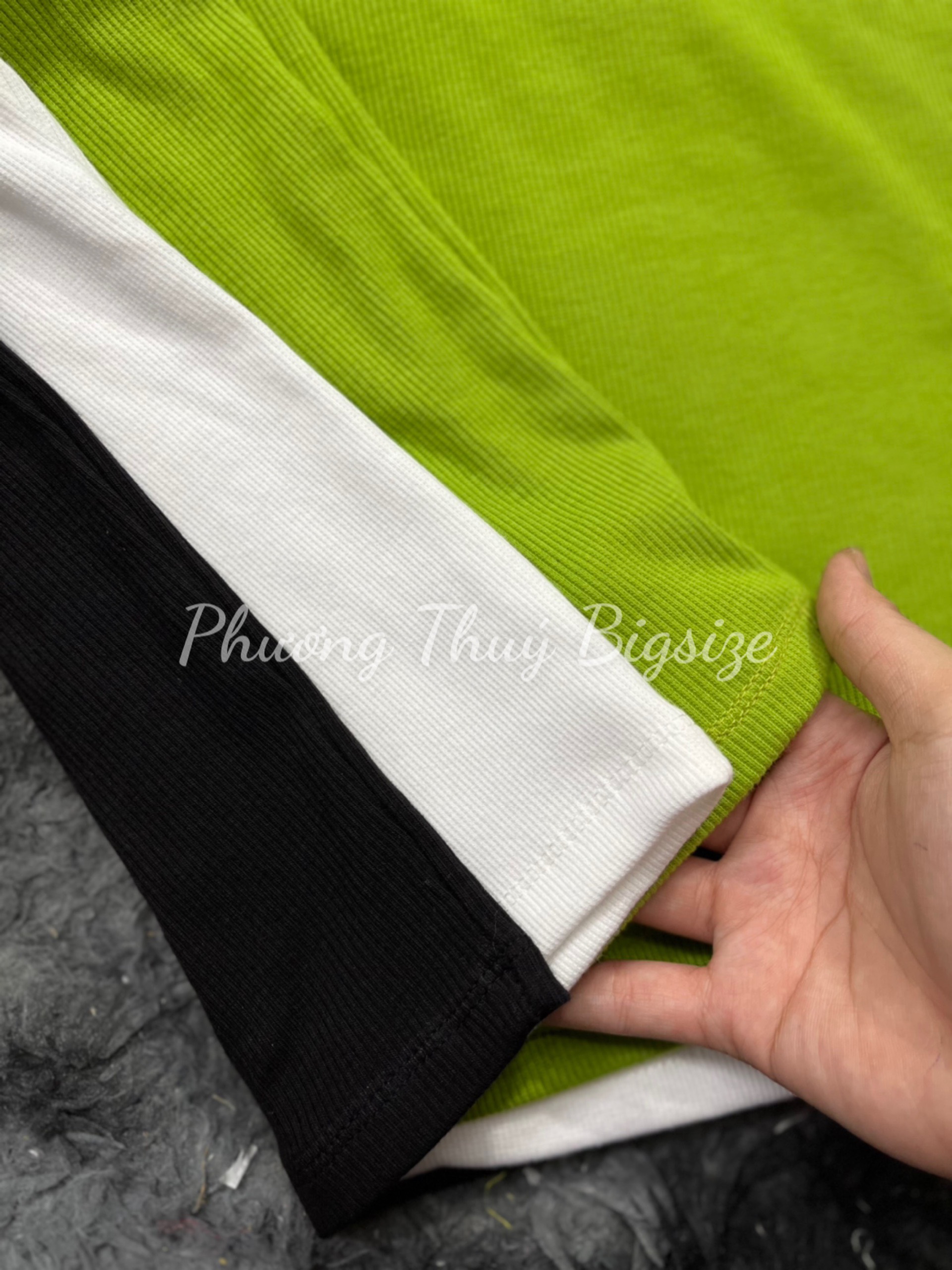 Áo croptop ba lỗ form body chất thun gân (Ảnh mẫu chụp tại shop).
