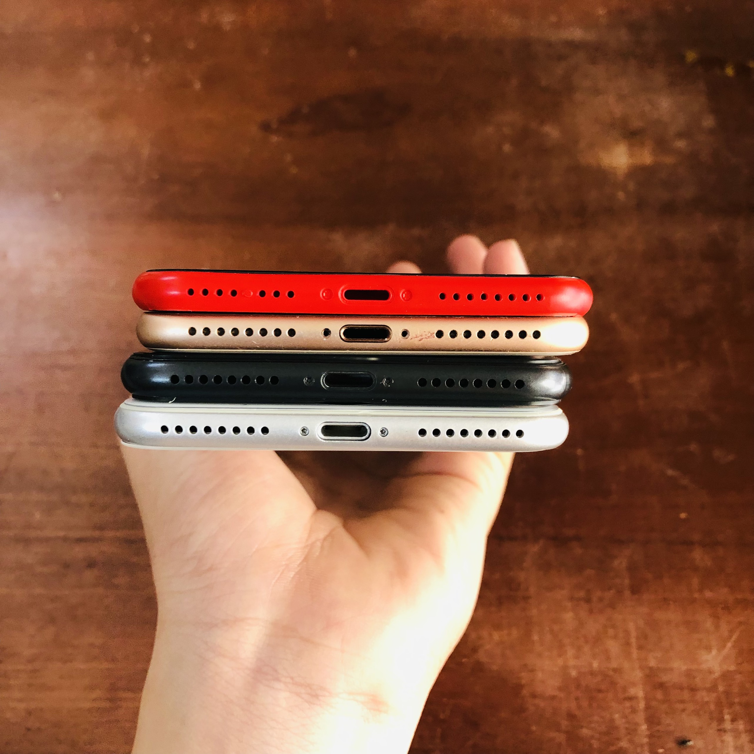 Mô hình trưng bày 8plus màu vàng, đỏ, đen, trắng