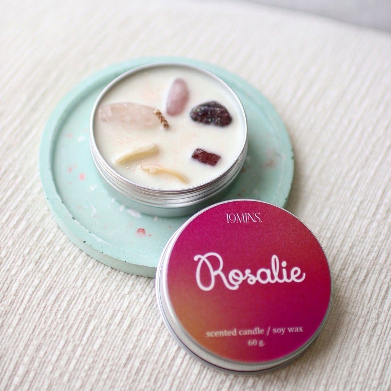 19MINS. Rosalie แบบตลับ เทียนหอมไขถั่วเหลือง ประดับหินธรรมชาติแท้