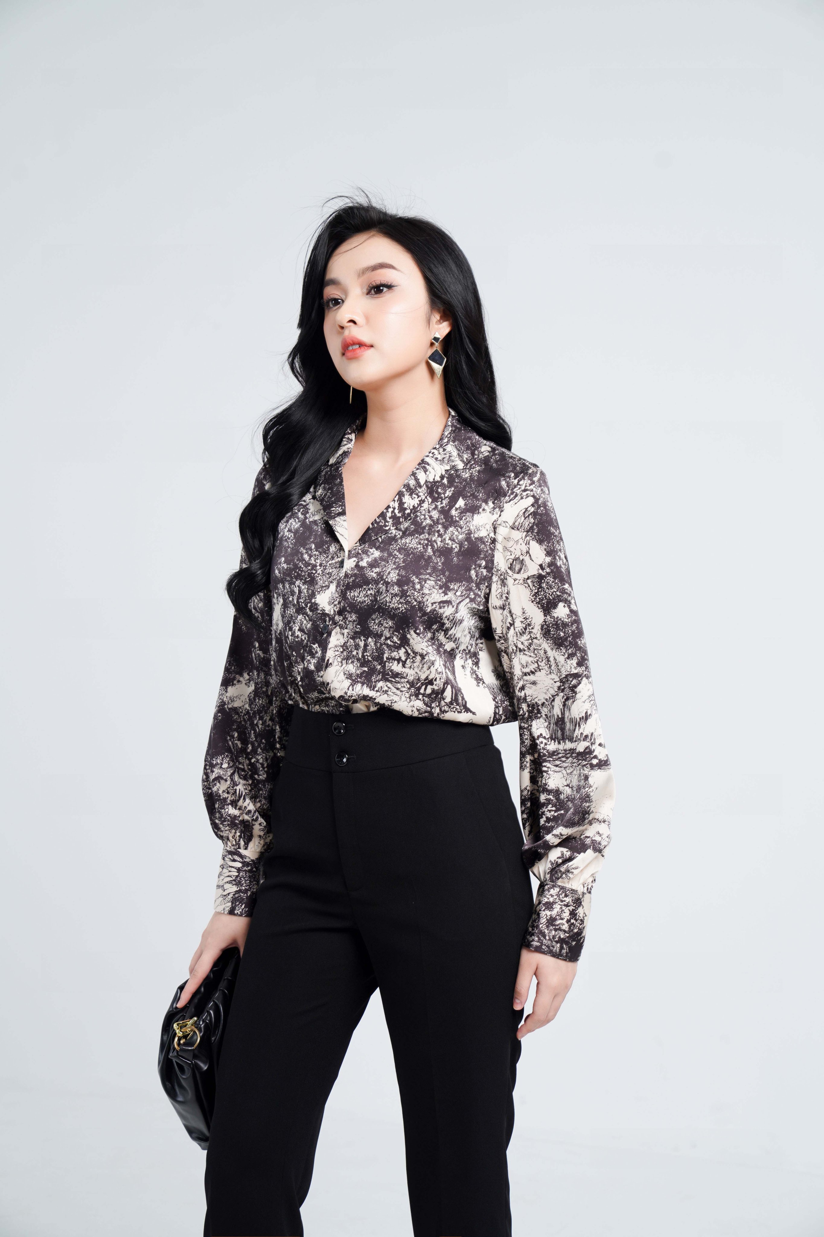 Áo sơ mi nữ chất liệu lụa họa tiết nâu đen VENUS
