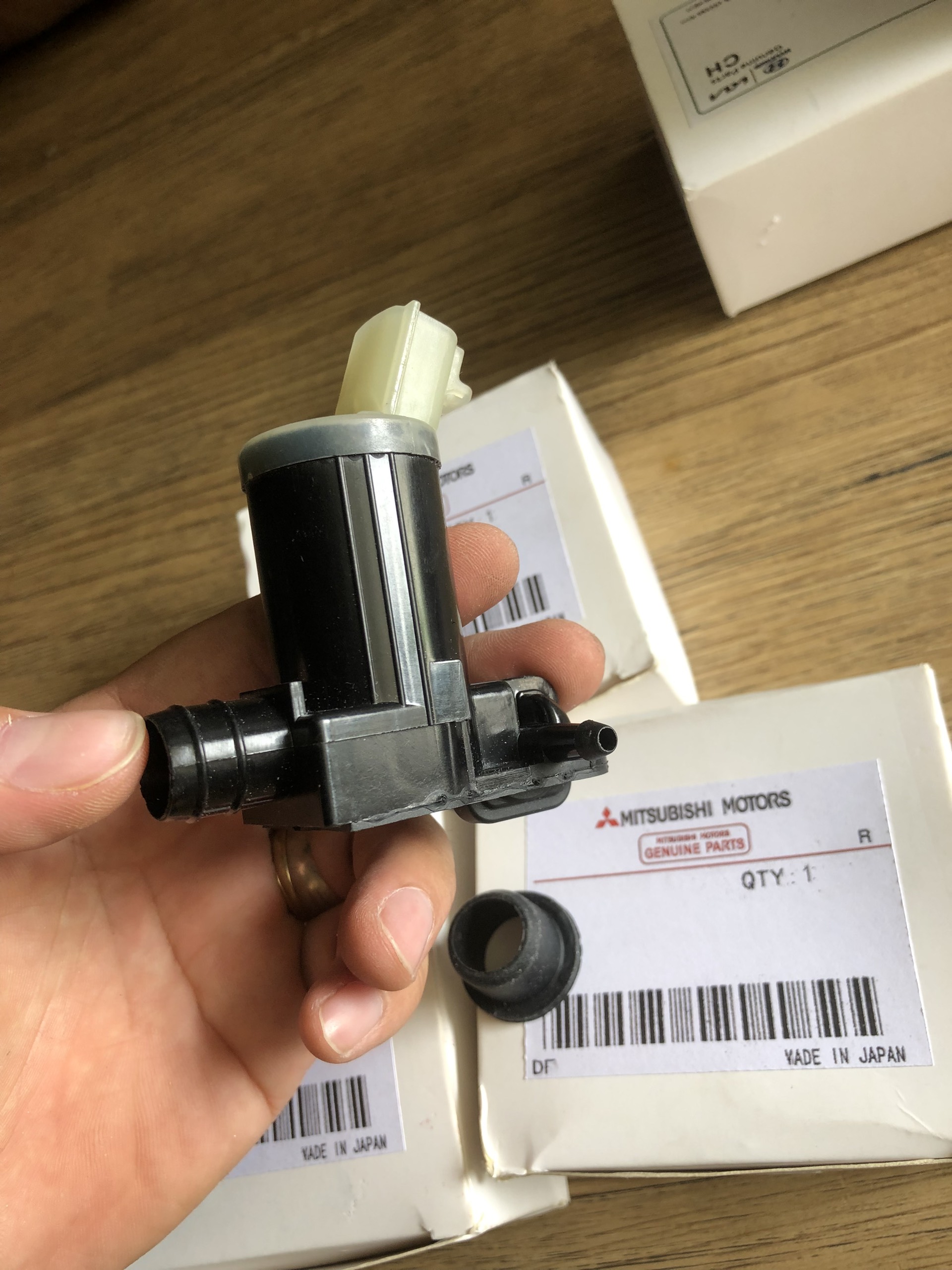 Mô tơ bơm xịt nước rửa kính mitsubishi xpander