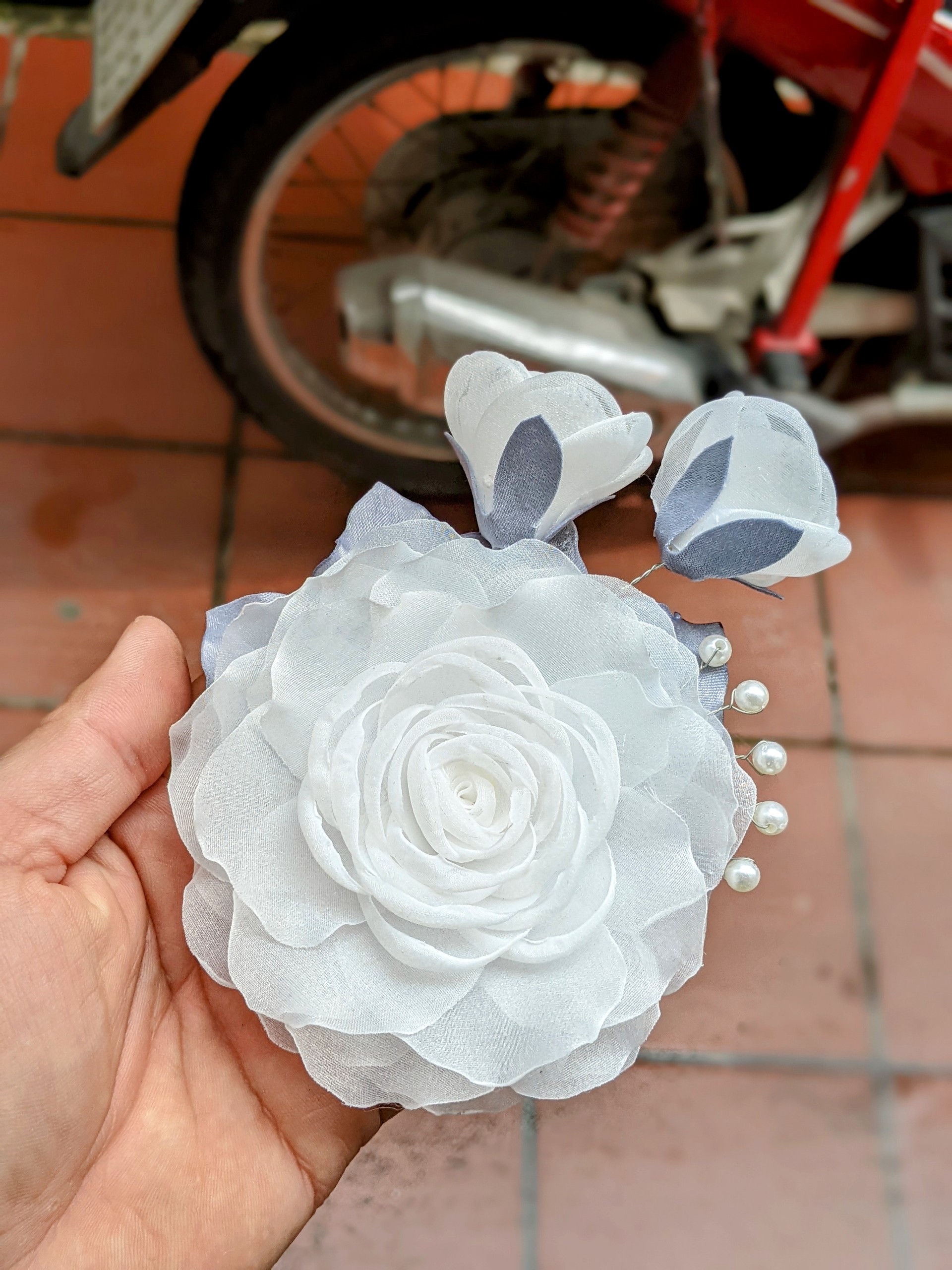 Hoa cài áo vải voan cách tân cho áo - vest - áo dài