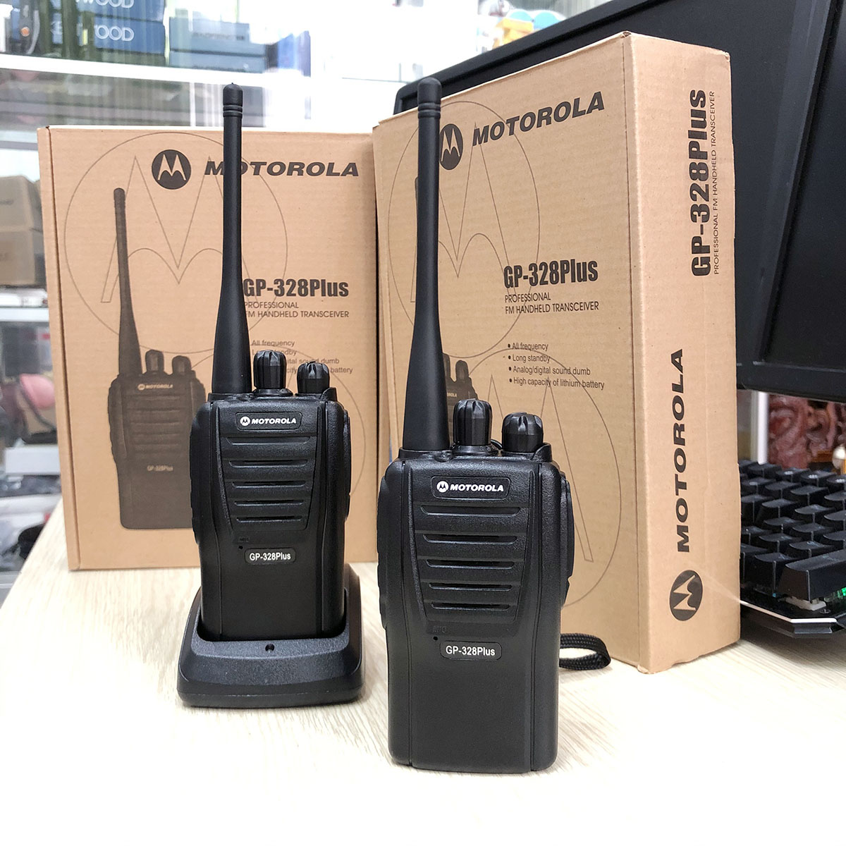 Two way radio Motorola gp-328plus compact version. Large Capacity help break the obstructions good, continuous talk 72 hours-imports