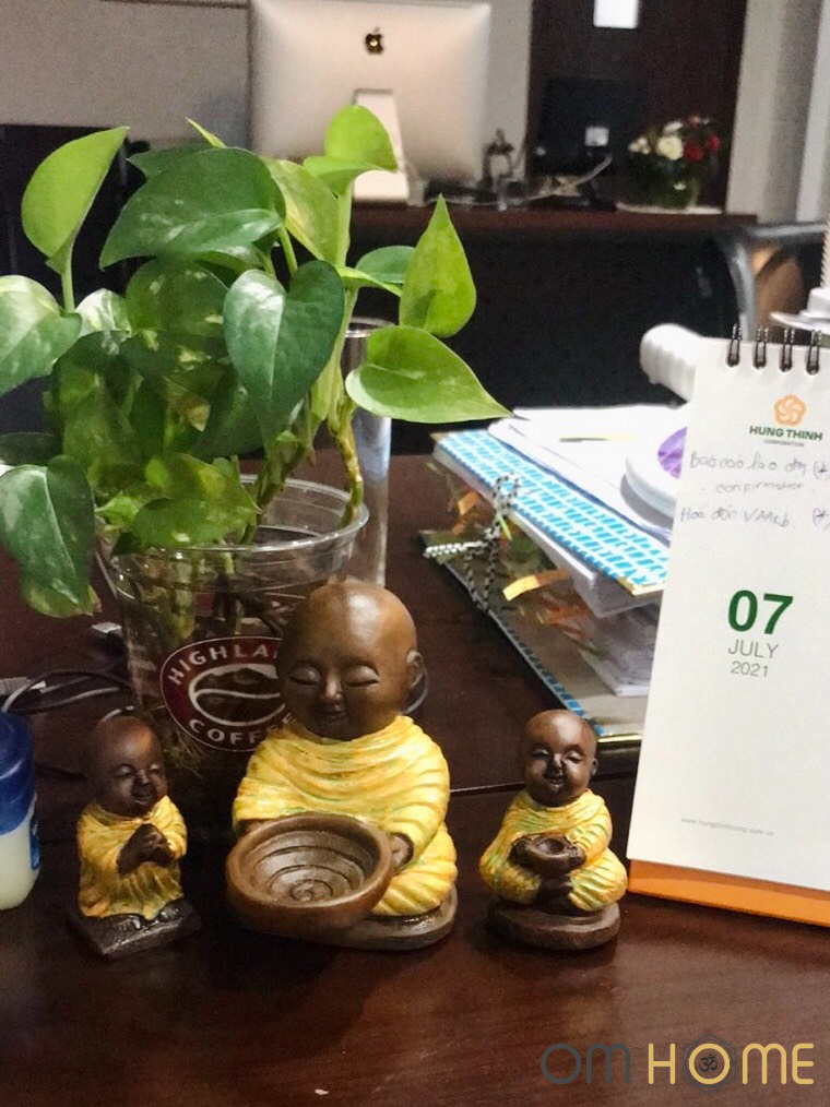 Tượng Chú Tiểu Ngồi Om Home