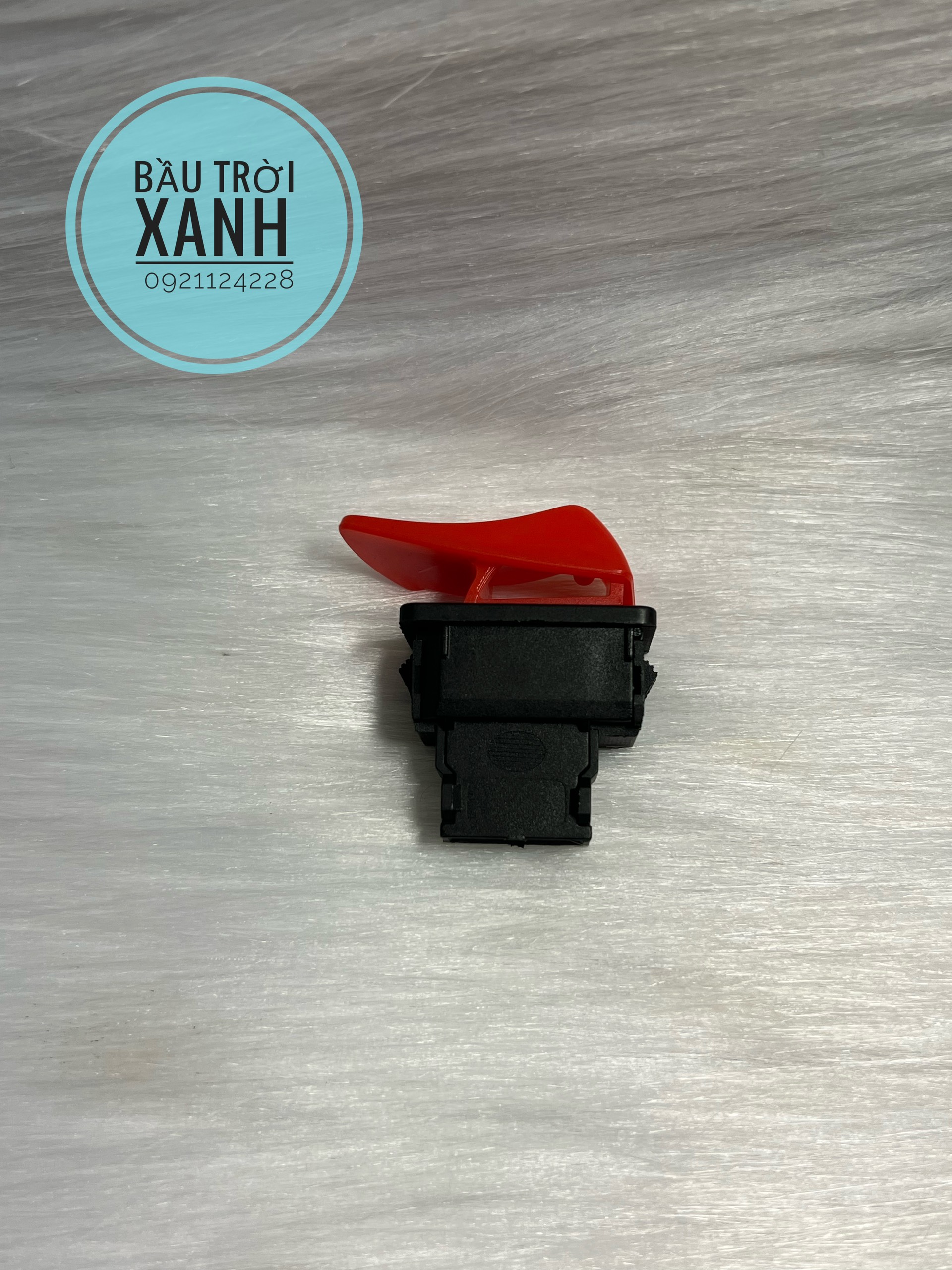 Nút đề màu đỏ gắn xe máy