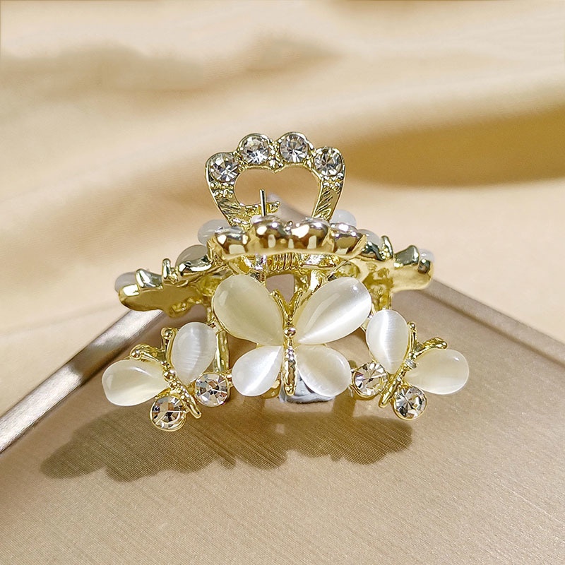 Small ponytail hair clip decorated with opal pearls.
