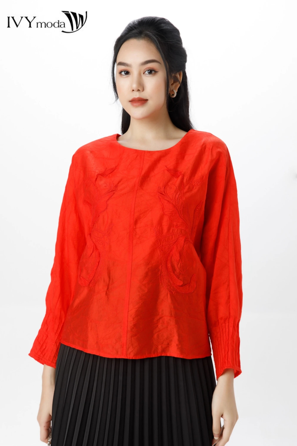 Áo sơ mi lụa thêu nổi IVY moda MS 17M7071