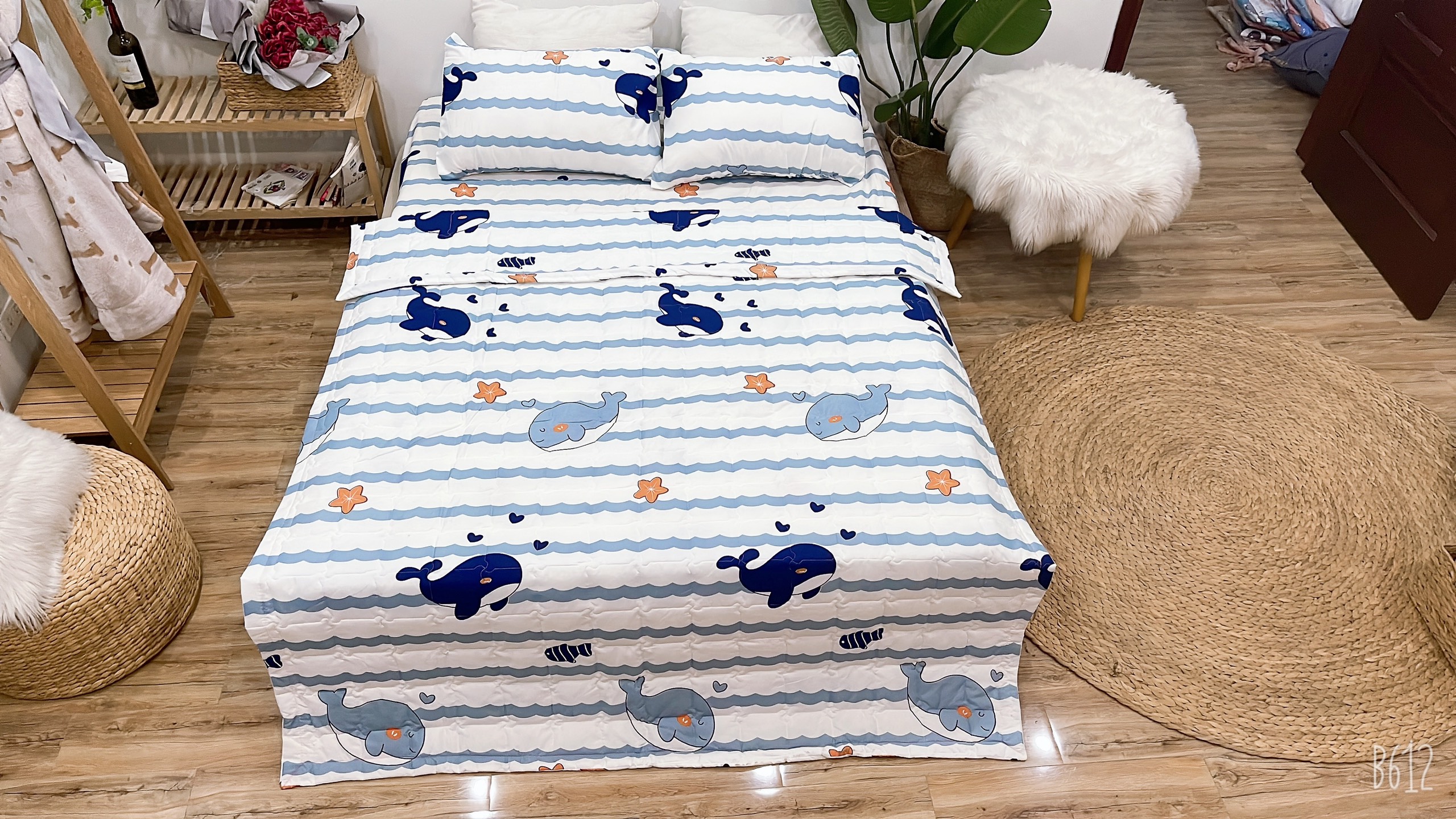 Set Ga Gối Mẫu Cá Heo Kẻ Xanh P67 ( Gồm 1 ga bo chun, 2 vỏ gối nằm, 1 vỏ ôm )