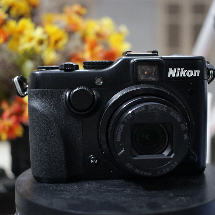 Máy ảnh Nikon P7100 màn hình lật