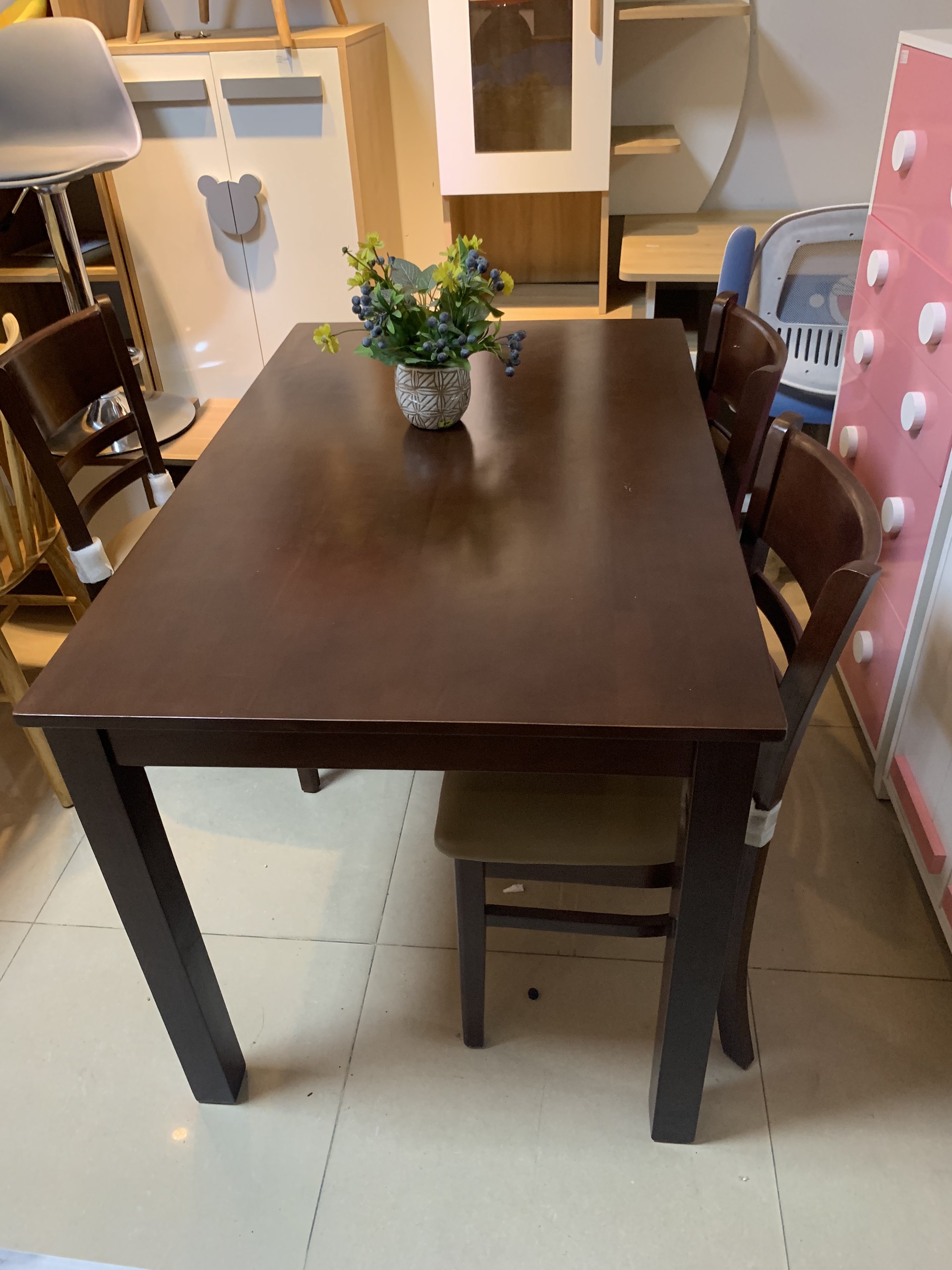 Bàn ăn Cabin 1m2 sơn màu nâu