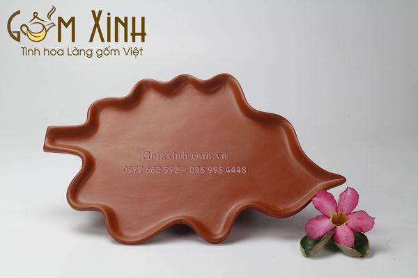 Bộ trà gốm Bát Tràng đất đỏ hoa văn đắp nổi kèm khay lá