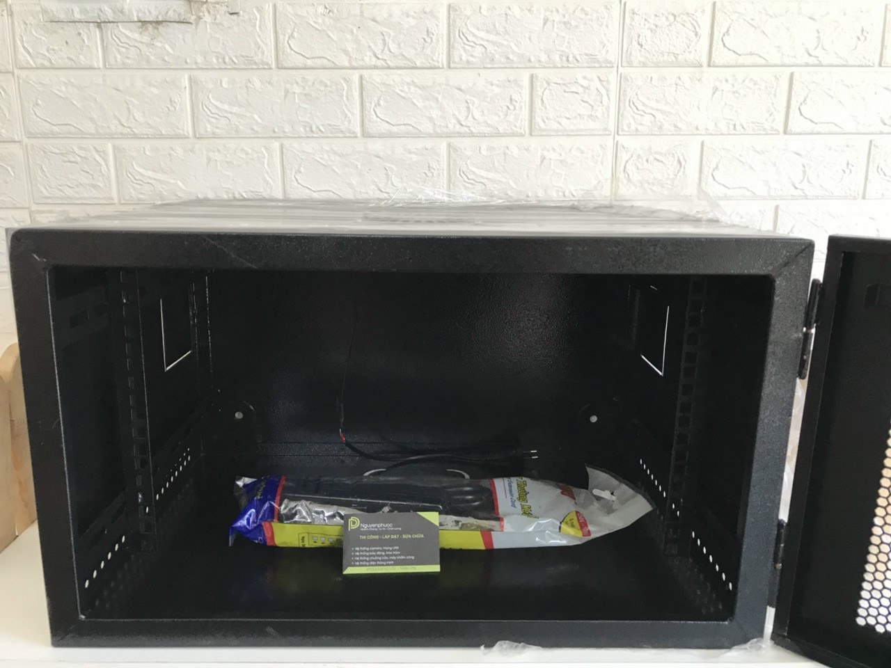 Tủ rack 6U có ổ cắm điện