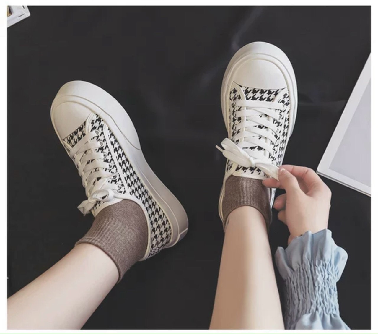giày nữ vanvas sneaker thiết kế châm bi dáng basic đế cao su