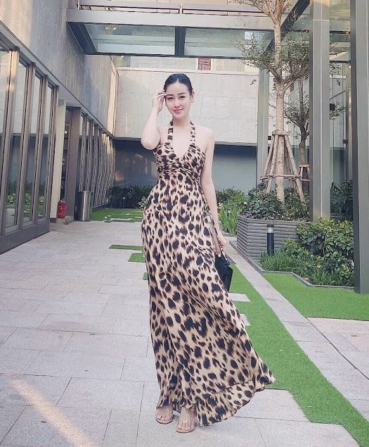 Đầm xoè da beo hở lưng cổ yếm thắt dây nơ cổ