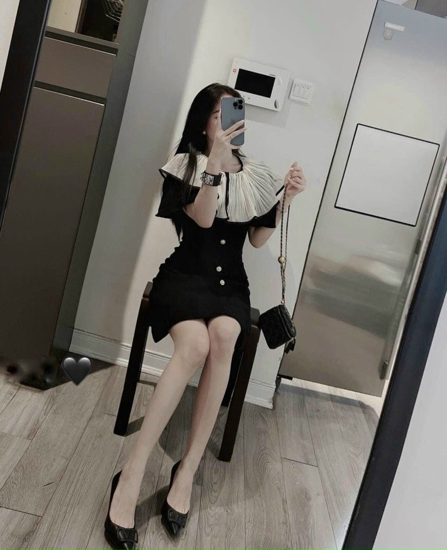 ĐẦM ĐEN NÚT PHỐI CỔ XẾP LY NUDE