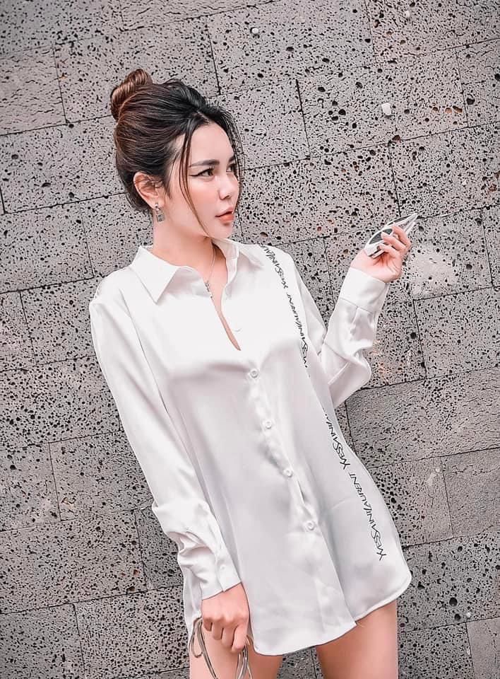 ÁO SƠ MI NỮ MÀU TRẮNG CỔ ĐỨC IN CHỮ DỌC