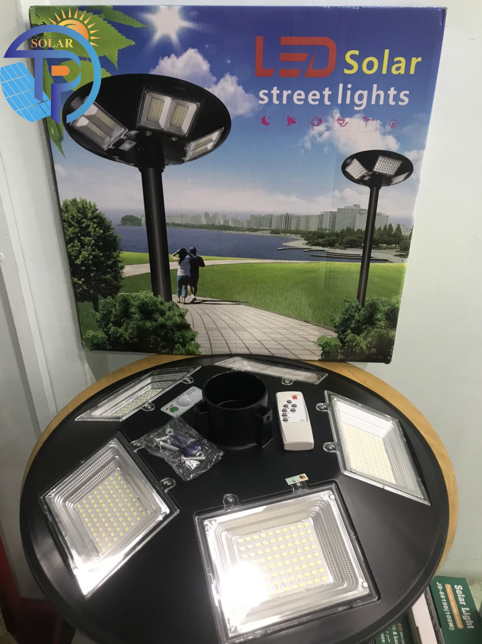 Đèn Năng lượng mặt trời 250W (Đèn UFO) - Tấn Phát Solar