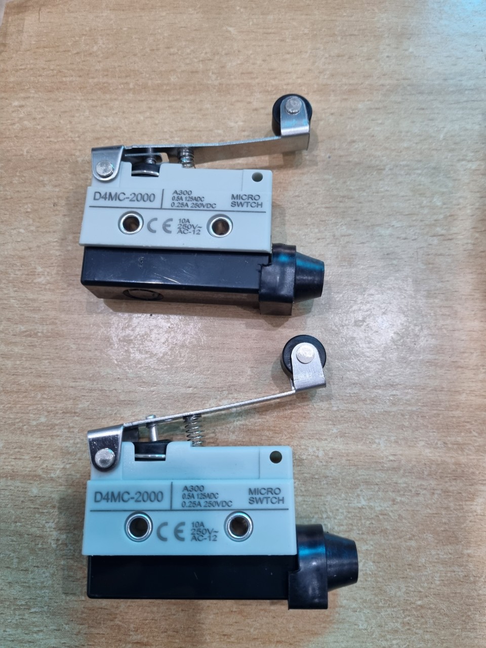 Công Tắc Hành Trình D4MC-2000 250VAC-10A