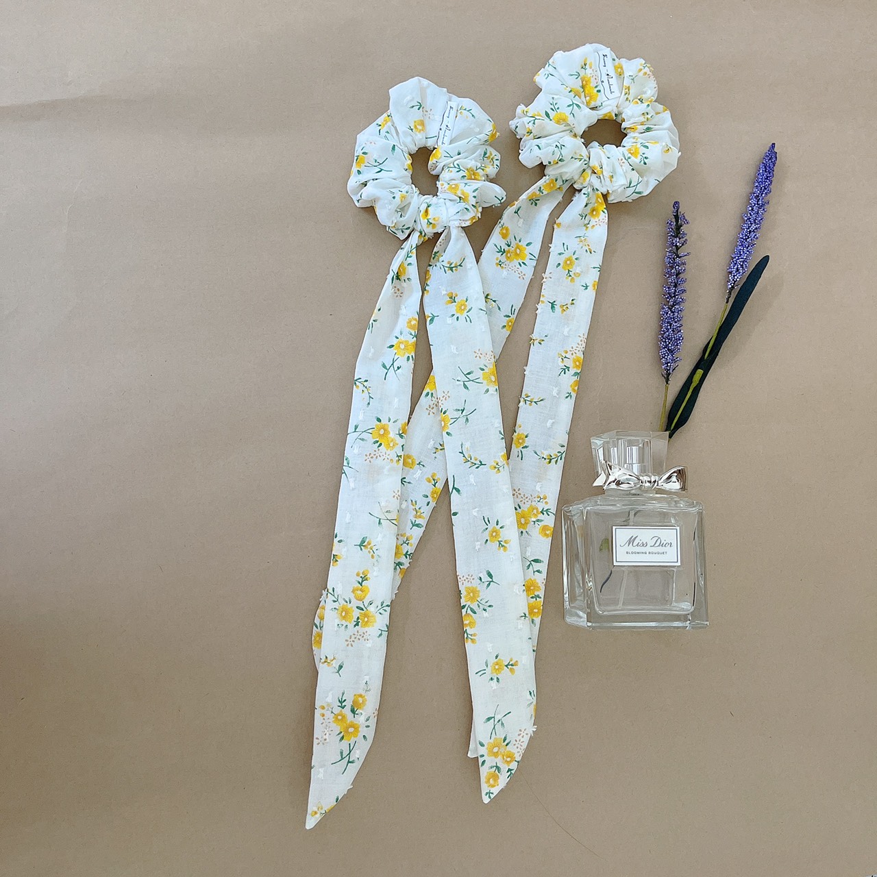 Scrunchies- đồ cột tóc nơ dài hoa vàng