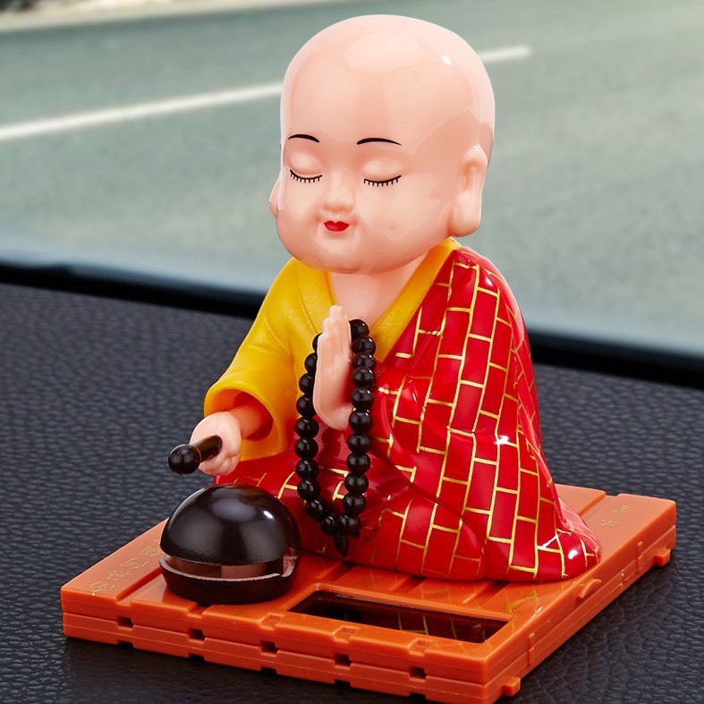 [HCM]Tượng Chú Tiểu May Mắn Gõ Mỏ Tụng Kinh Năng Lượng mặt Trời - 9 x 11CM