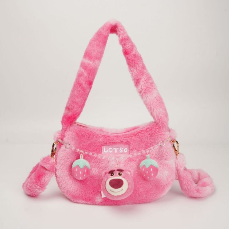 Túi đeo chéo gấu dâu hồng Lotso kèm charm màu loang lông mịn De Perier
