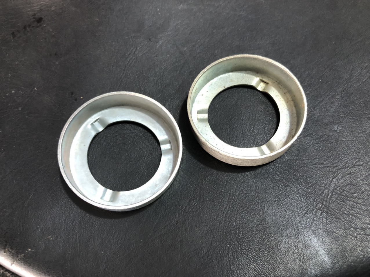 cặp Chén lò xo phuột trước 67