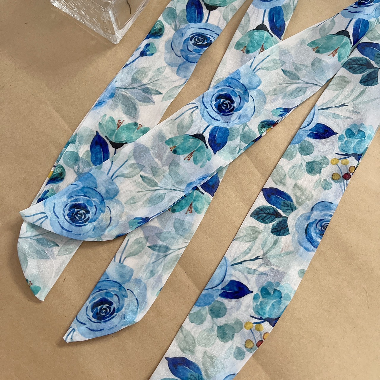 Scrunchies- đồ cột tóc nữ họa tiết hoa Hồng xanh