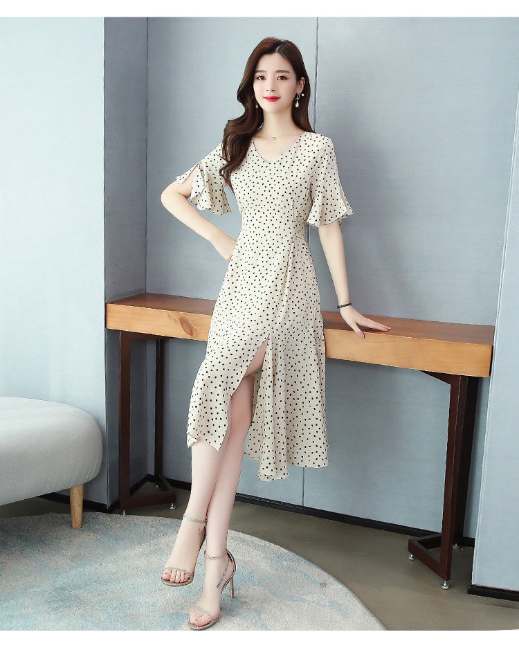 Váy xòe chấm bi có xẻ chân váy