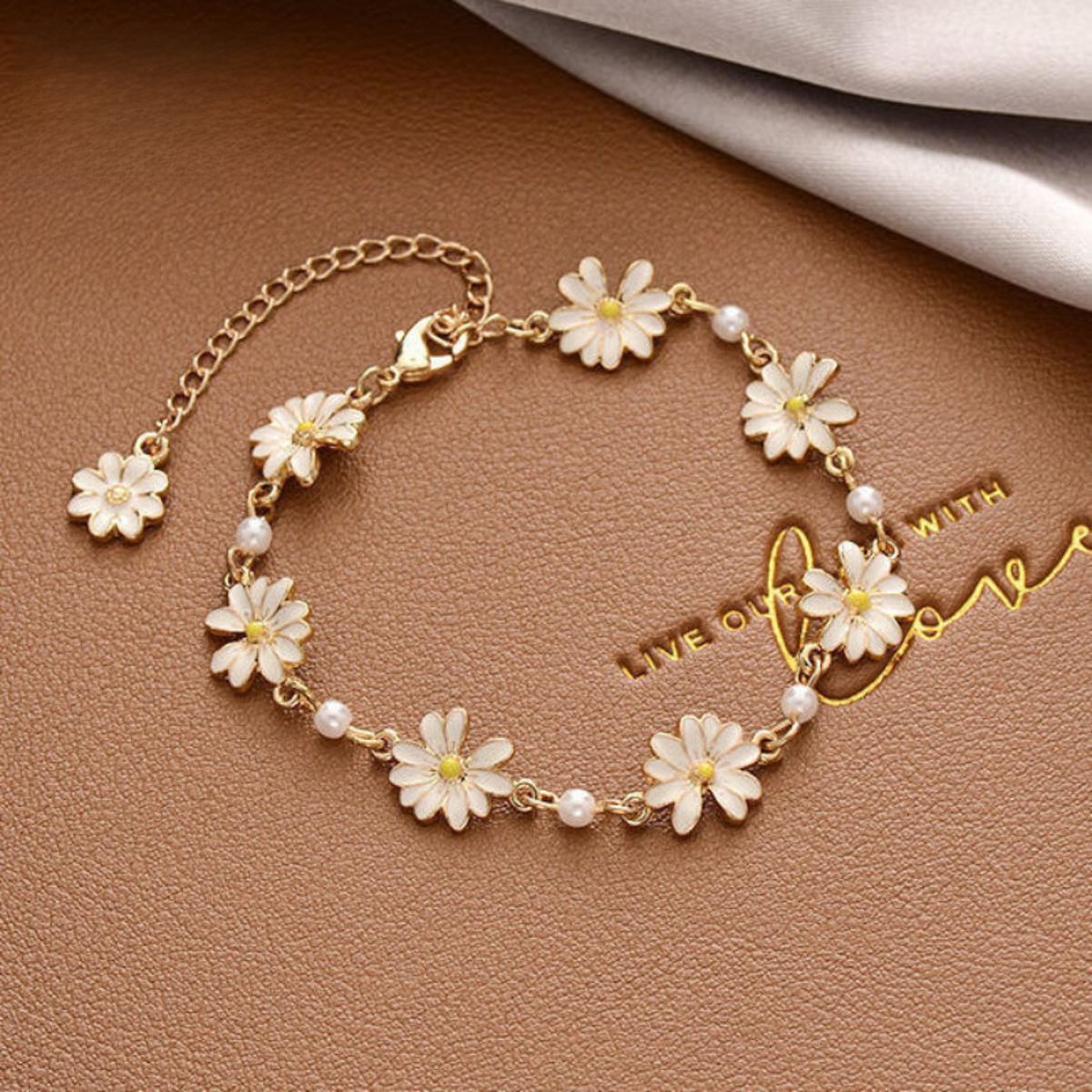 Adjustable 18K Gold Plated Daisy Flower Bracelet for Women, Minimalist Pearl Design, Hypoallergenic and Lead Free, Perfect Gift for Girls.