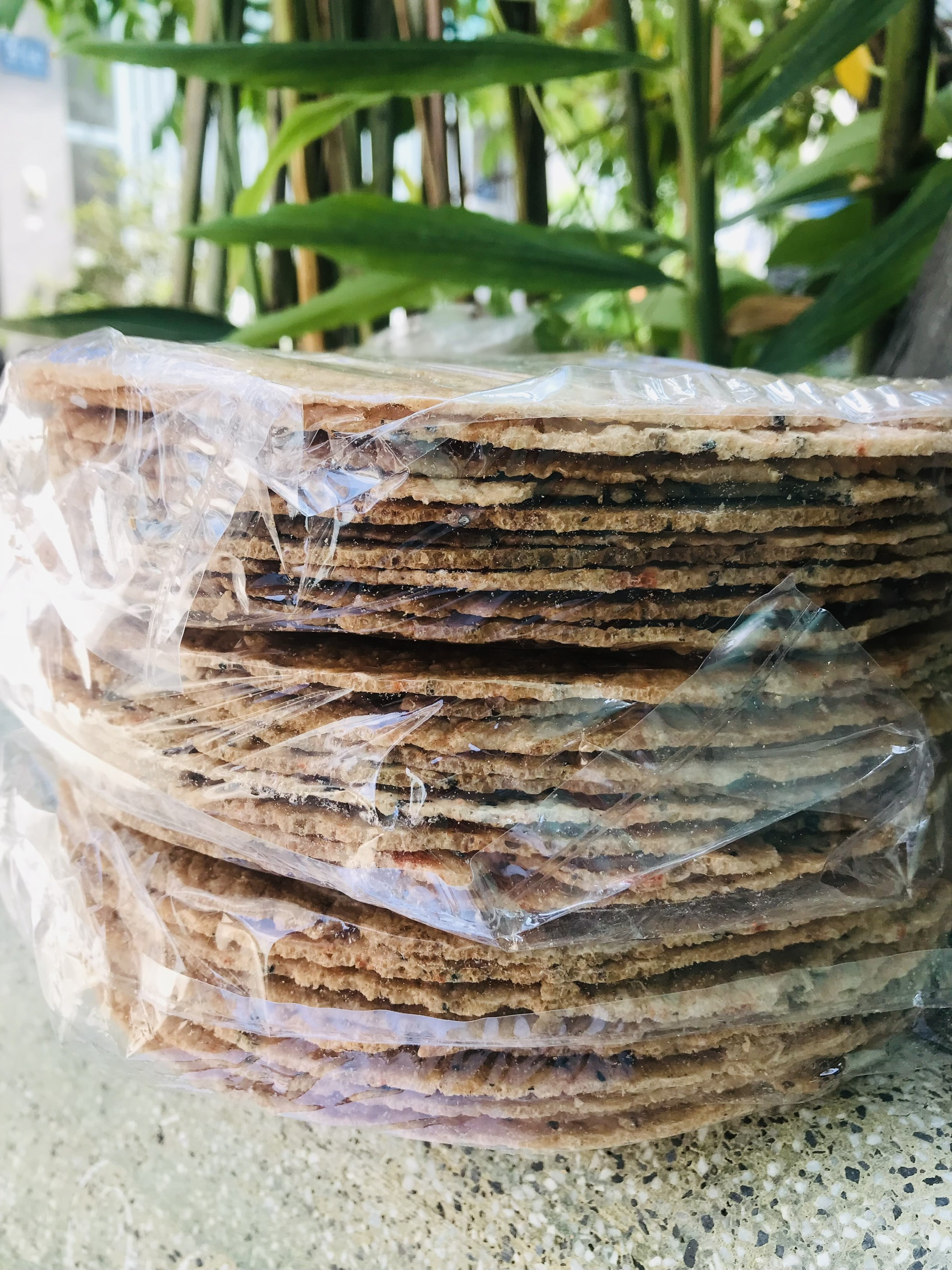 Combo 2 bịch Bánh tráng mè đen nước dừa đặc sản Tây Ninh đã nướng chín (10 cái/bịch - Combo 2 gồm 20 cái) - KT đường kính bánh dài 20cm