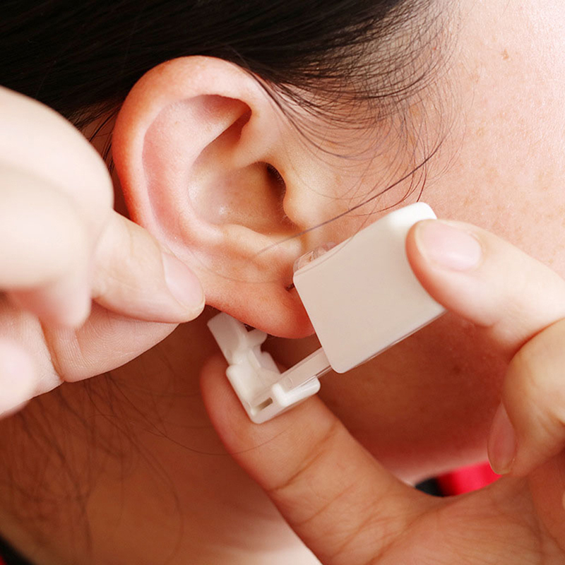 Ear%20Piercing%20Gun%20Disposable%20Self%20Ear%20Piercing%20Gun%20Kit%20%20With%204mm%20Earring%20Studs%20-%20Image%207