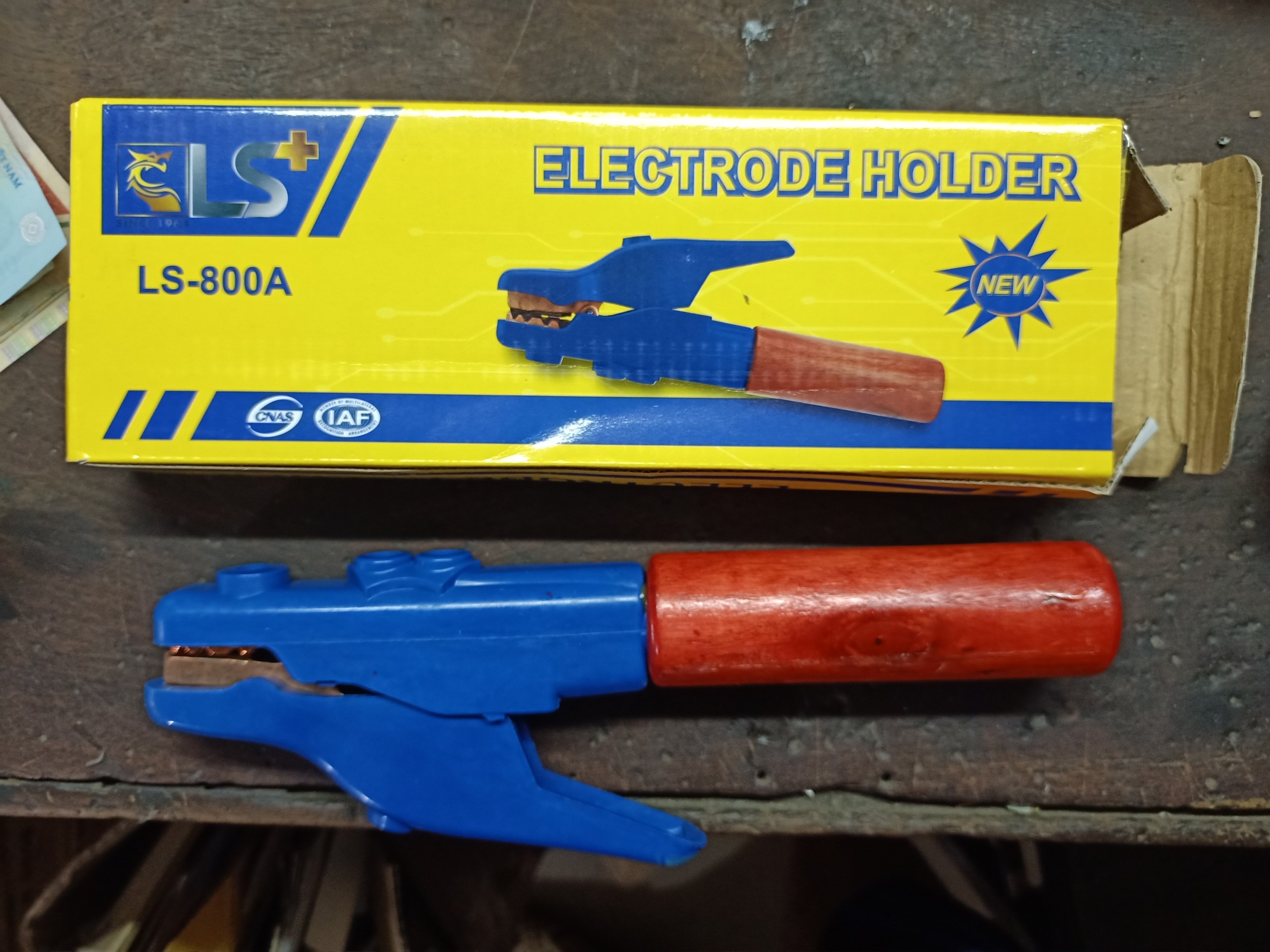 KÌM KẸP QUE HÀN CÁN GỖ LS 800A