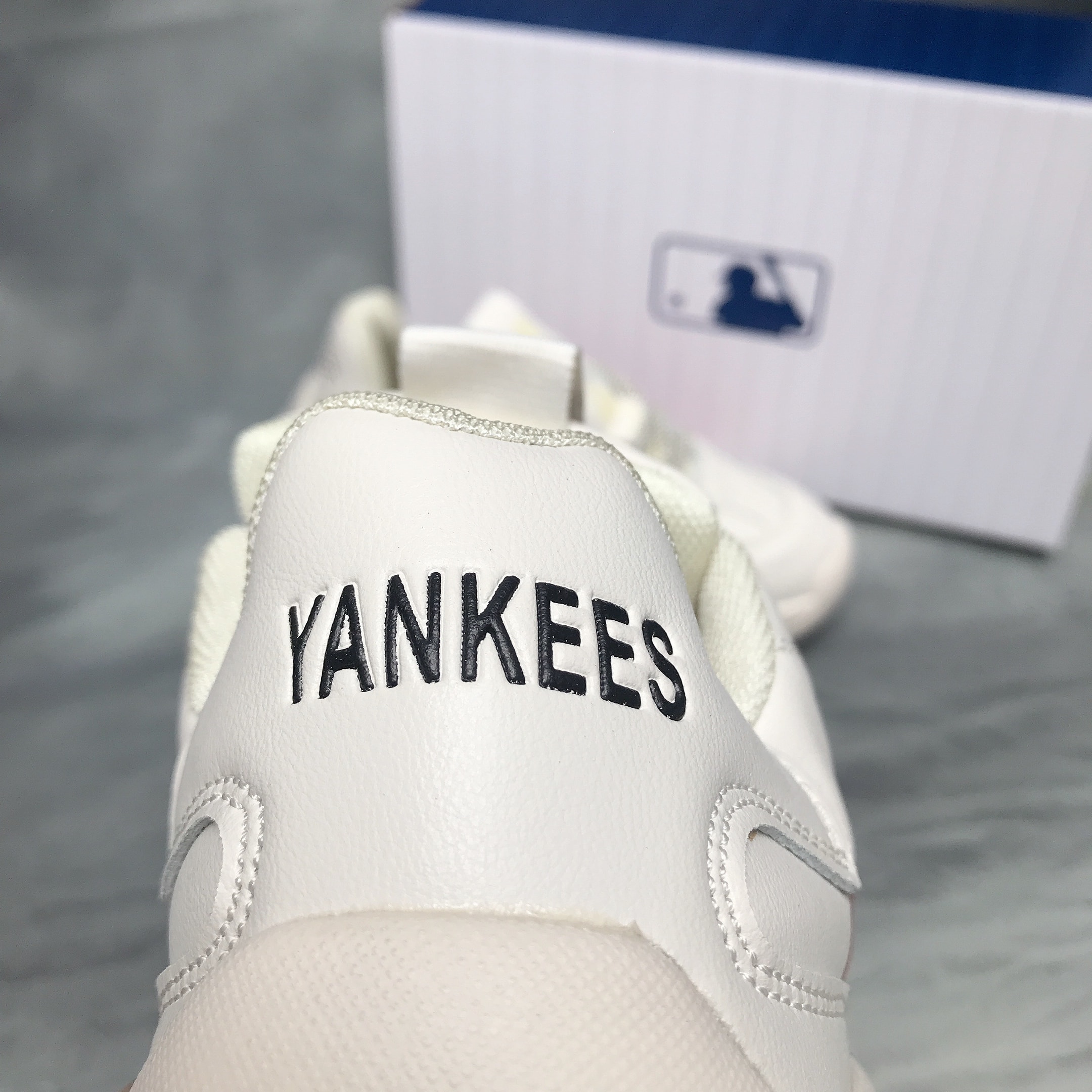 [Fullbox + Tất + Lọ tẩy trắng] Giày thể thao MLB Boston đẹp