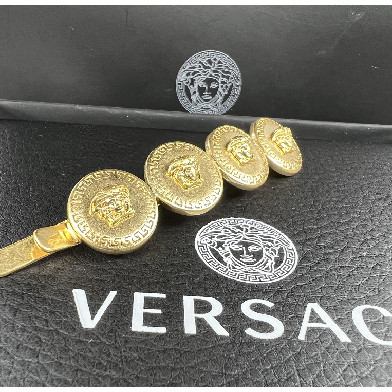 Kẹp tóc phong cách Versace cổ điển 2023
