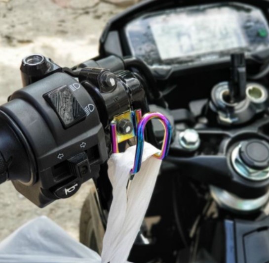 Móc treo titan gắn xe máy