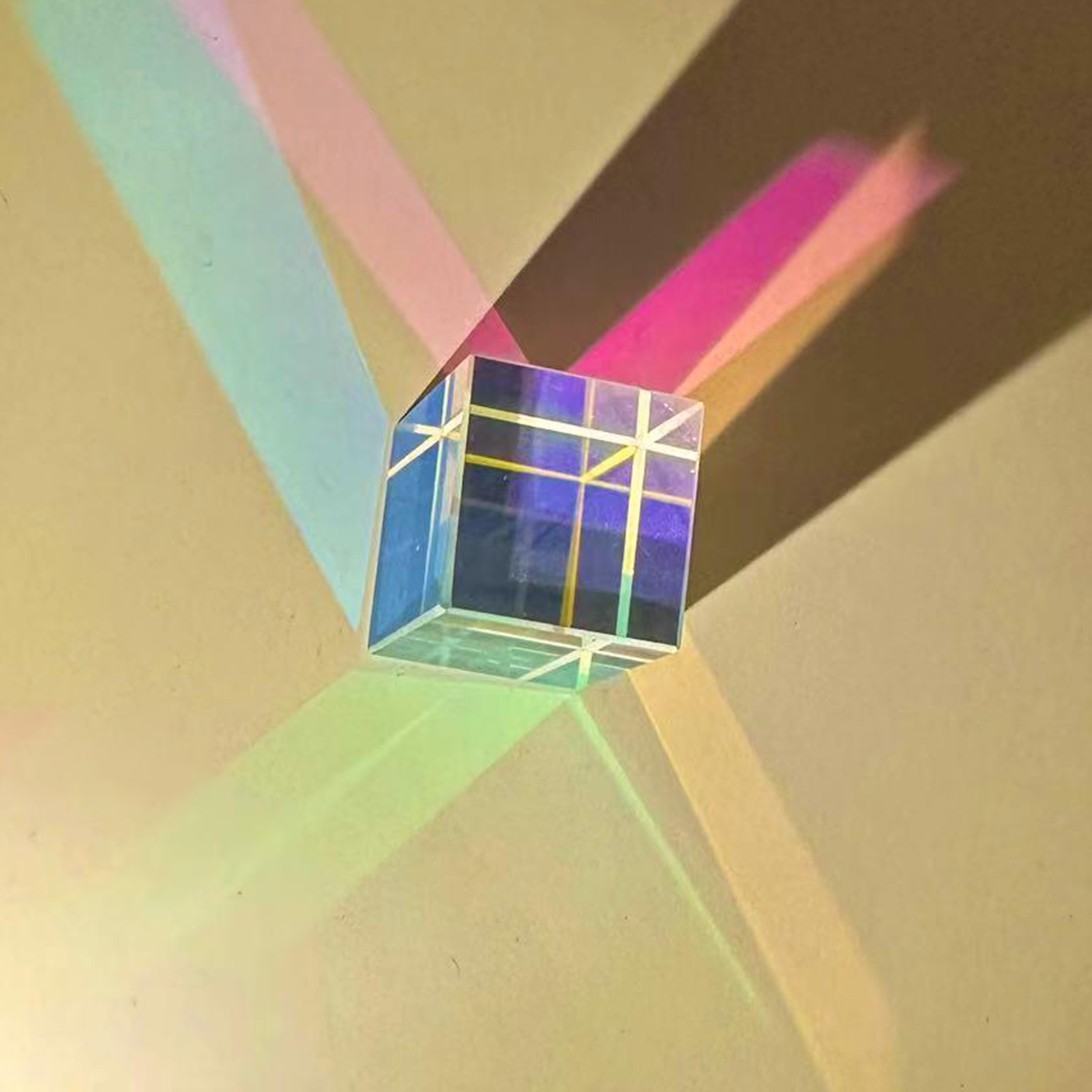 WISTIC Optical Prism Cube Dispersion Cube Portable White Crystal Prism Cube for Kaleidoscopic Fun Optical Color Dispersion Sun Catcher for Entertainment Ideal
