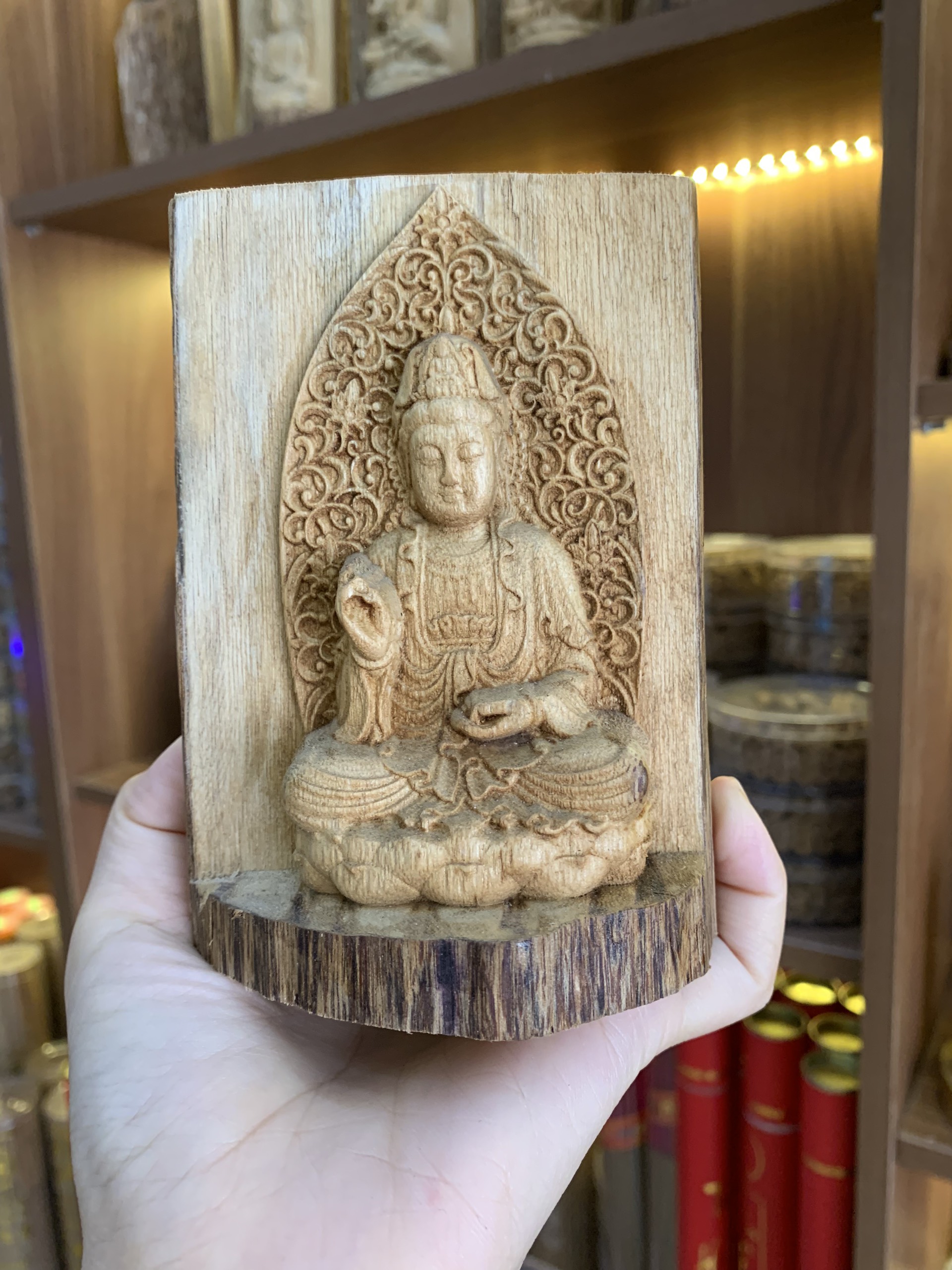 Tượng phật Bà Quan Thế Âm Bồ Tát từ gỗ trầm hương tốc tự nhiên cầu bình an, may mắn và sức khỏe