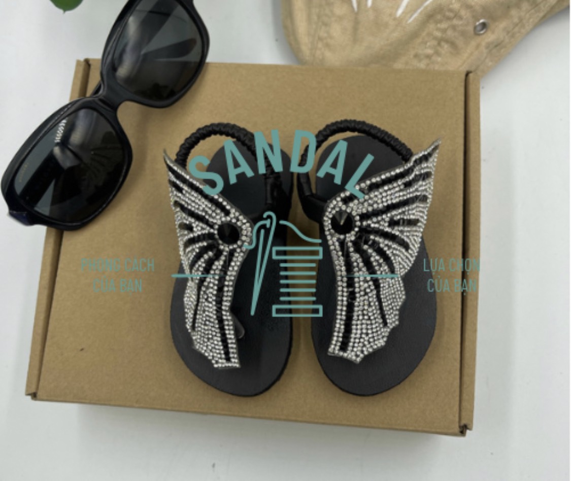 Sandal bé gái hình bươm bướm