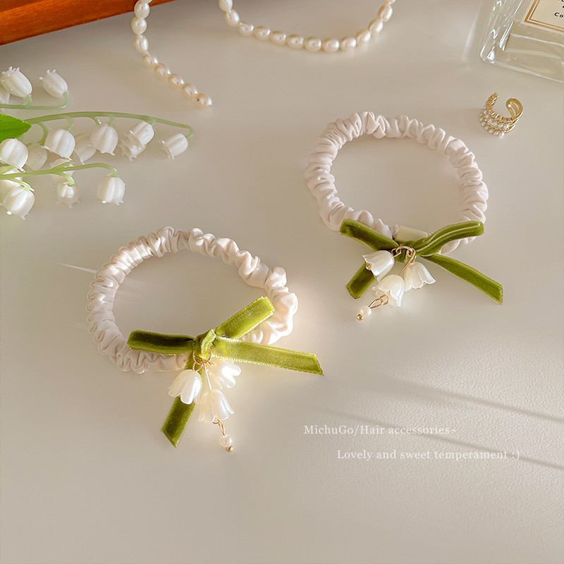 Cột tóc scrunchies màu kem kèm hoa nơ xanh dễ thương cho bạn gái - Buộc tóc Selenshop