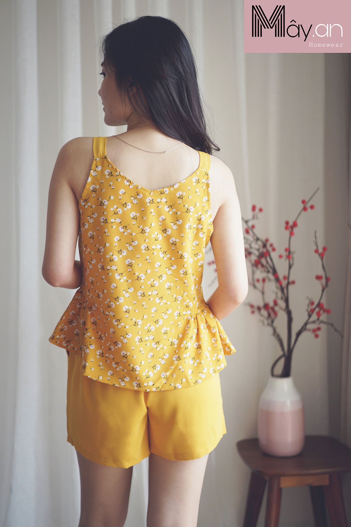 Đồ mặc nhà MÂY áo sát nách coup eo lụa Nhật hoa quần lụa Hàn quốc - Vàng