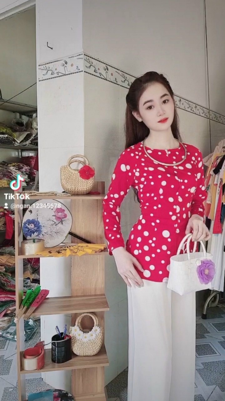 BÀ BA LỤA CHẤM BI CỔ TRÒN ĐẸP
