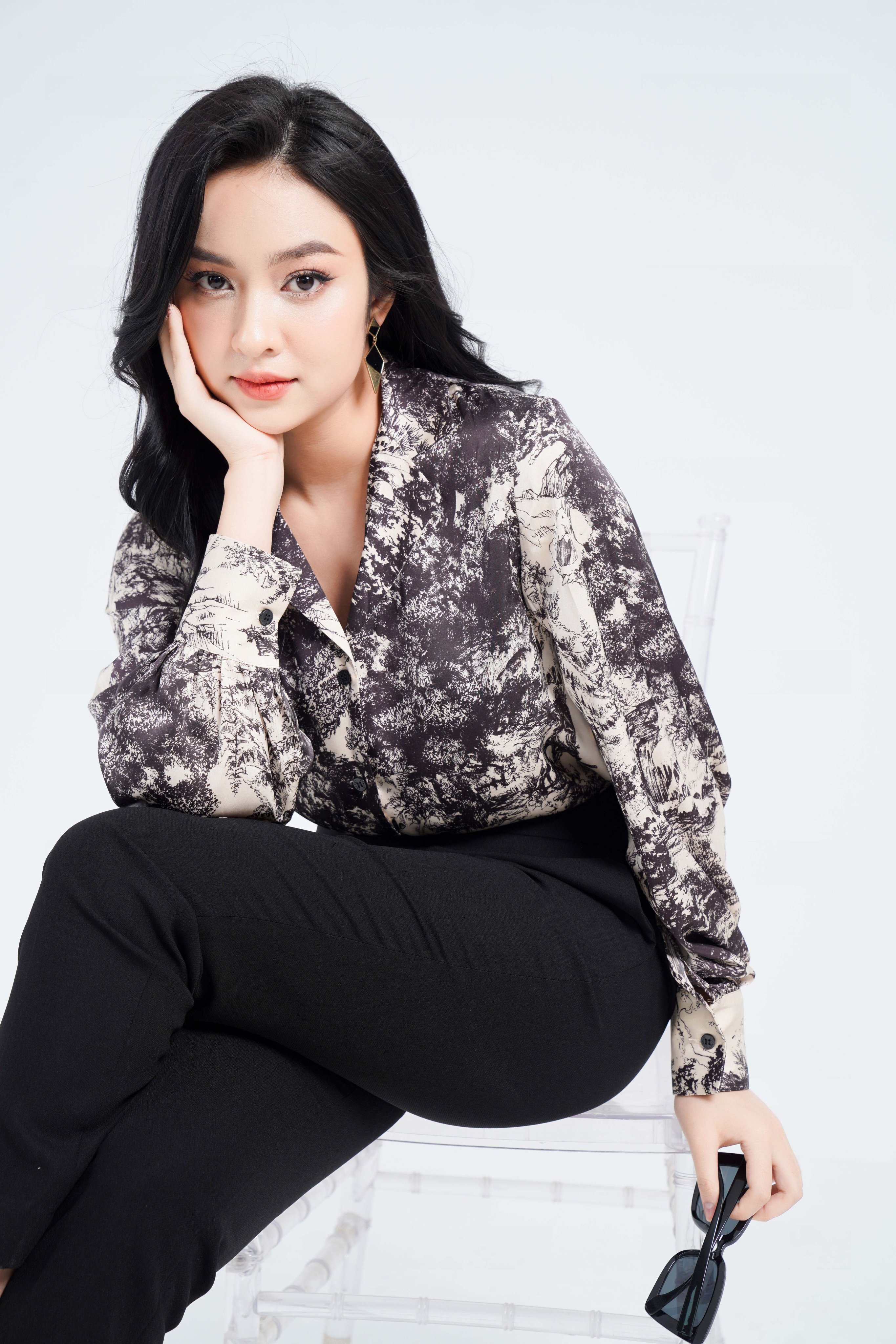 Áo sơ mi nữ chất liệu lụa họa tiết nâu đen VENUS