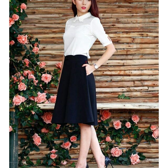 Chân váy xòe đầu gối có phối túi 2 bên