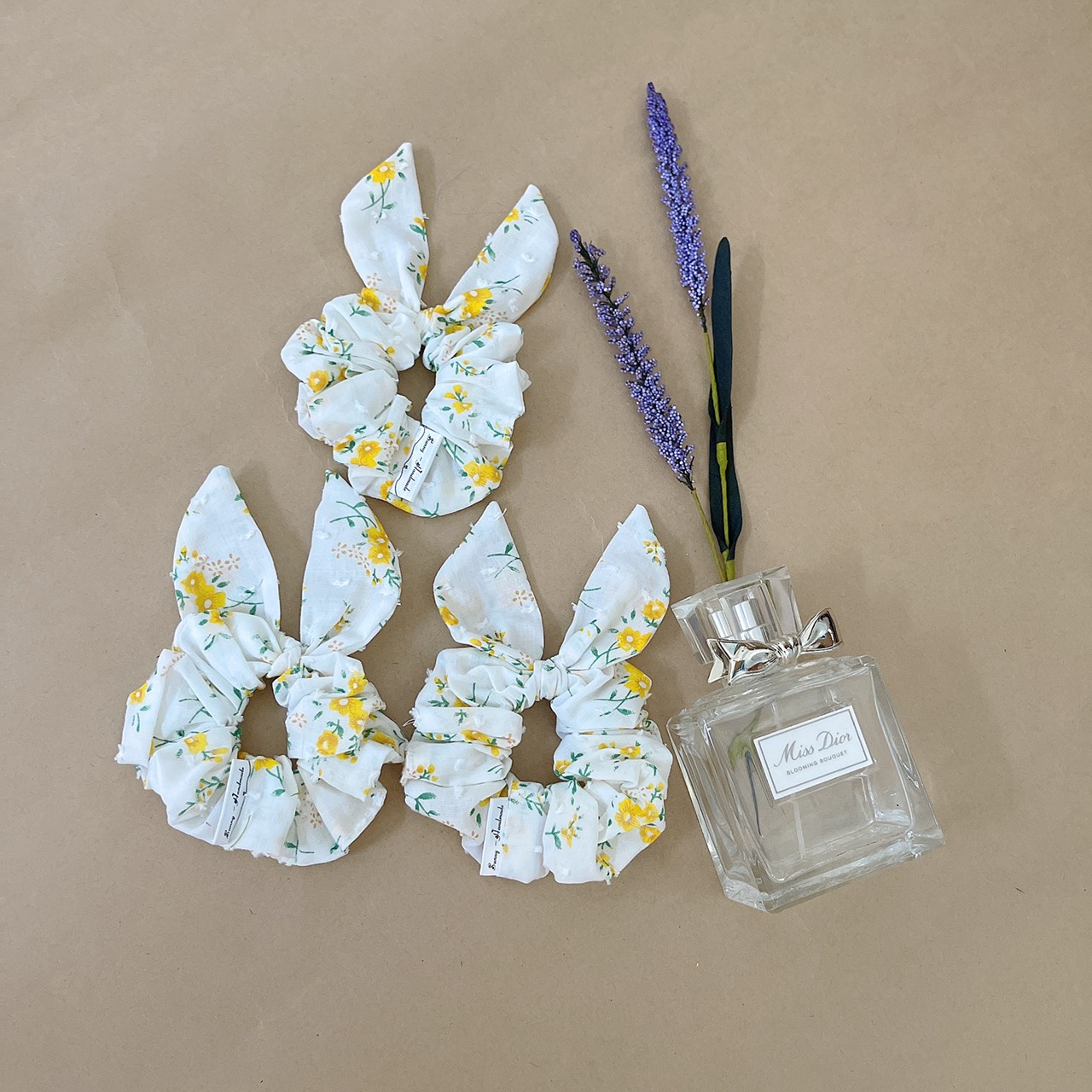 Scrunchies- Đồ cột tóc tai thỏ hoa vàng