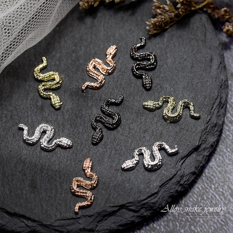 Charm Rắn Cổ Điển Trang Trí Móng