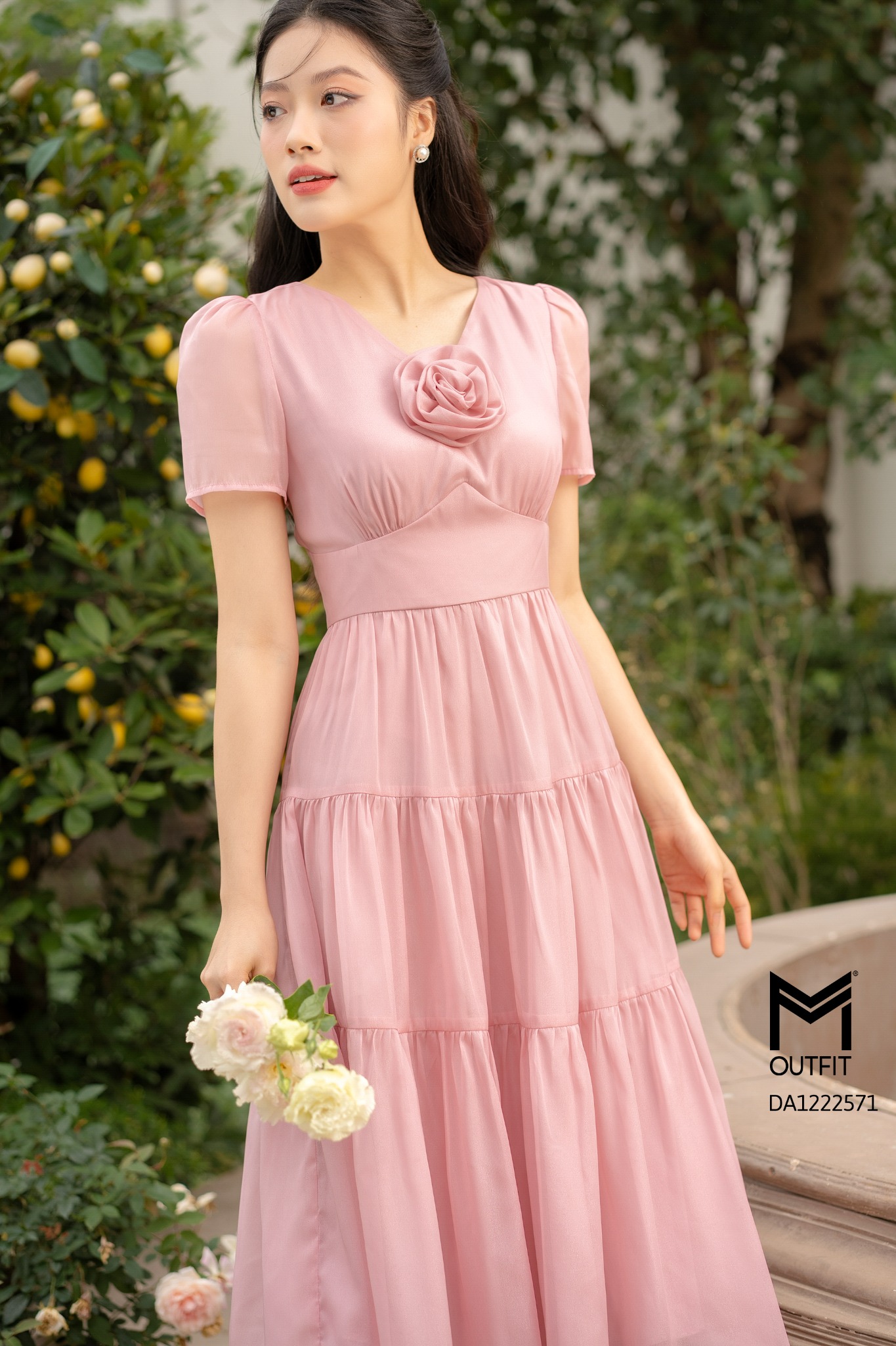 Đầm dáng xòe, cổ V đính hoa